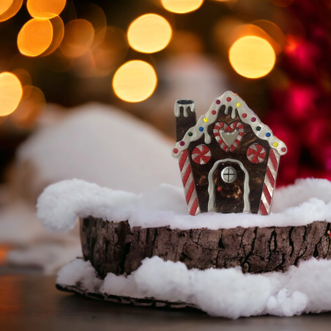 Load image into Gallery viewer, Gingerbread House brooch
