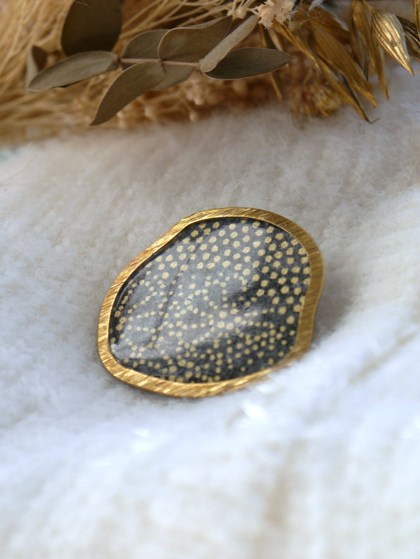 Japanese paper brooch - Black and gold